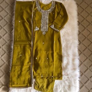 Pakistani shalwar kameez